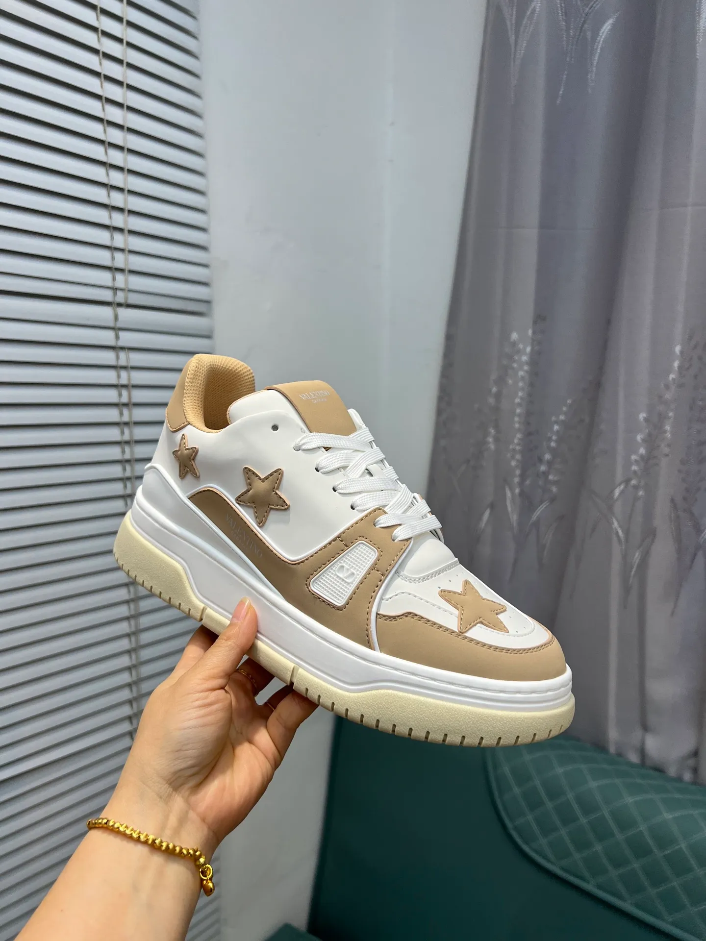 Men's Men's Shoes 💰660 Valentino 2023 early autumn new star shoes are now online! Wang Hedi and Ren Jialun have been worn by many celebrities. Who can refuse the same couple shoes as Wang Hedi! The design of Stars Stab My Heart is cool and spicy. The material of the shoes is cowhide, and every color is beautiful! Size 35-40, men’s size 39-44 (women’s 41, men’s 38, 45🉑️customized)